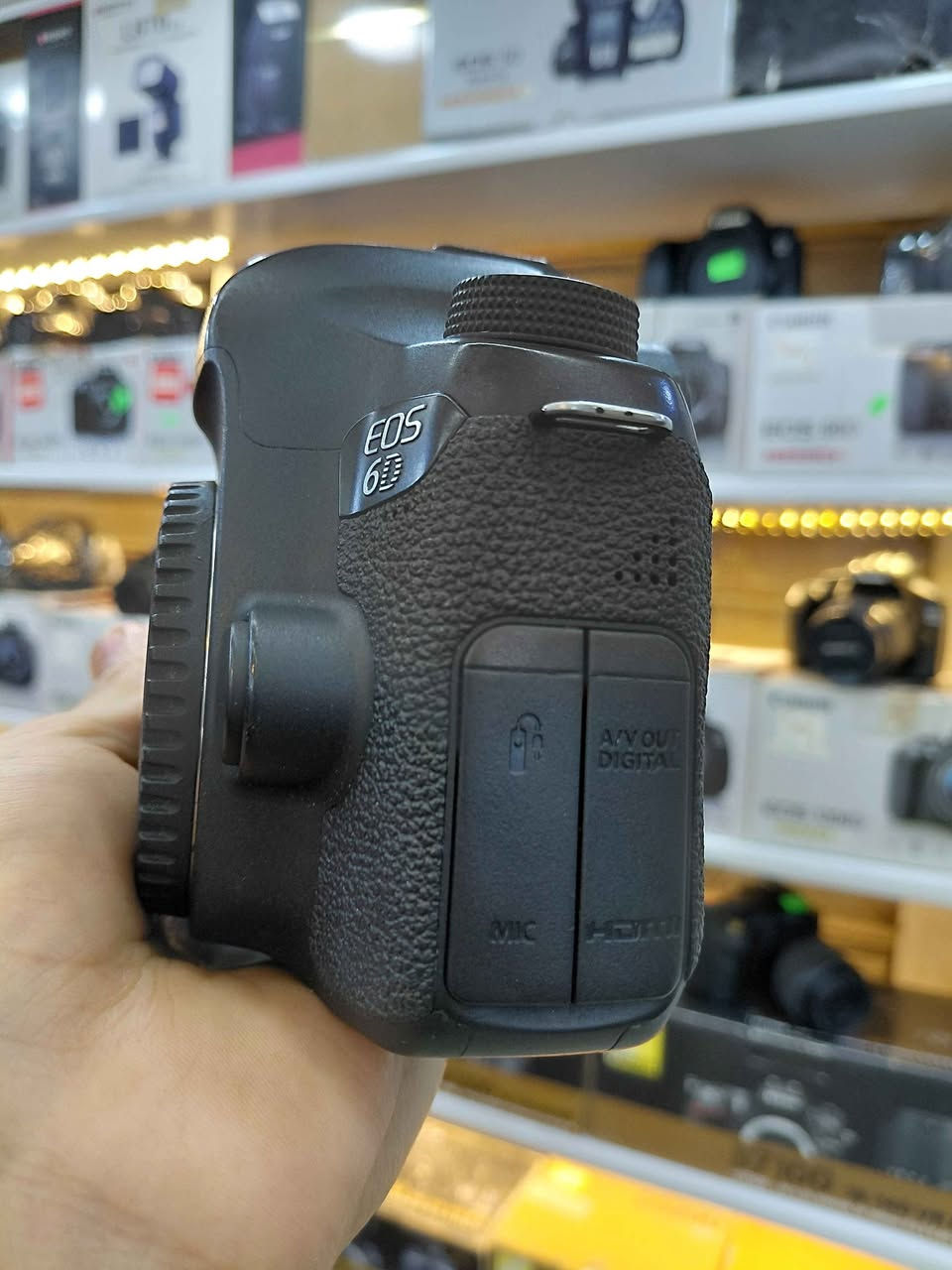 Canon 6D Mark I 📸  
 Shutter 15K

​📸 الأسطورة رجعت من تاني! 
 "كسر زيرو" في فوكس ستور 📸
​عايز تدخل عالم الـ Full Frame بأقوى كاميرا عملت معادلة بين السعر والجودة؟ كاميرا Canon 6D (Mark I) الغنية عن التعريف، معشوقة المصورين، متاحة دلوقتي عندنا بحالة كسر زيرو ممتازة وجاهزة للشغل فوراً!
​✨ ليه الـ Canon 6D Mark I اختيارك الصح؟
​سينسور Full-Frame بدقة 20.2 ميجا بكسل: مركز القناطر الخيريه, القليوبية


**إذا كنت صاحب هذا الإعلان وتريد حذفه لأي سبب، رجاءا أرسل رسالة إلى الدعم الفني**