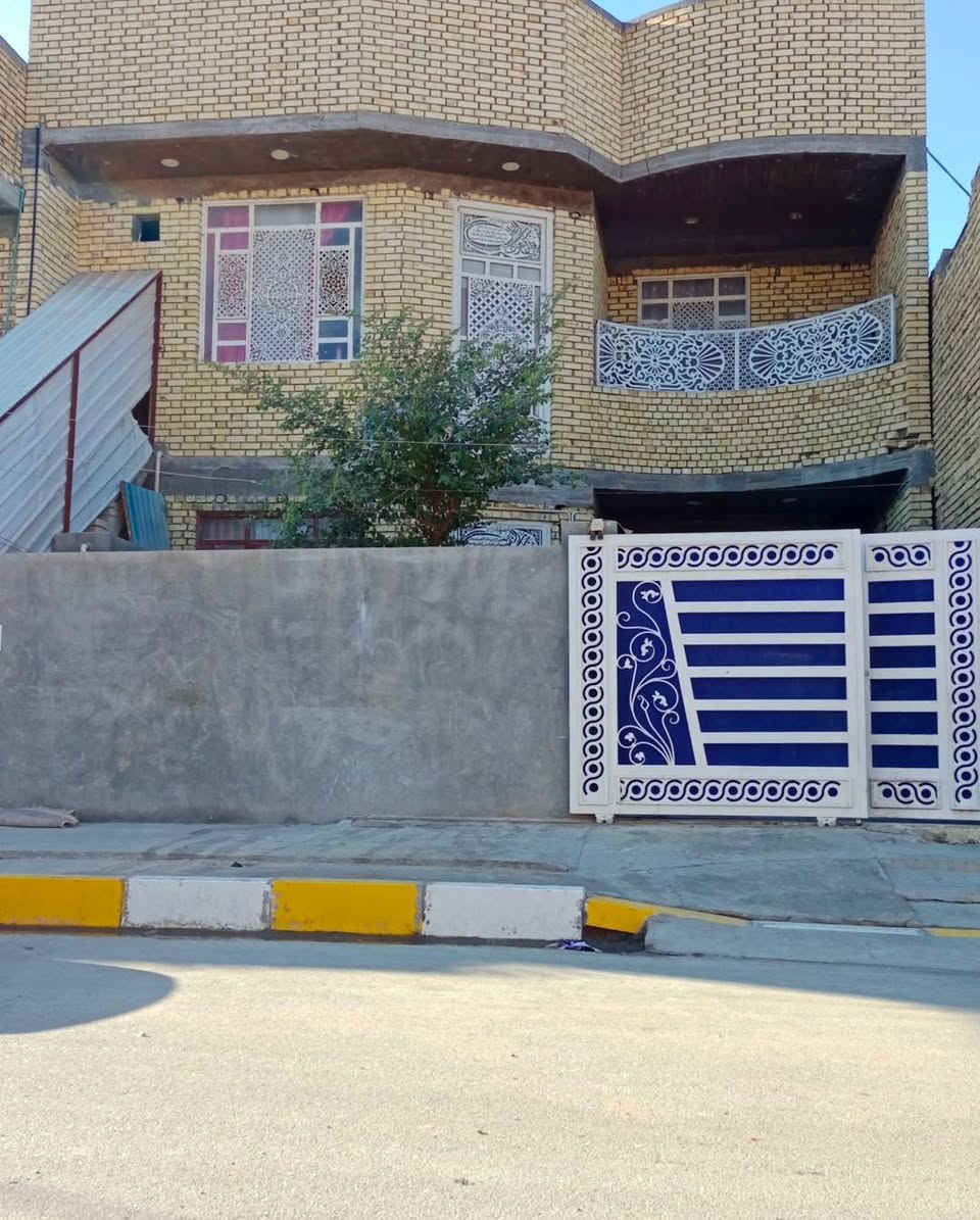 بيت للبيع بحي الرافدين طابقين صب بنيان جديد غرفتين وصاله 8امتار ودوانيه 8امتار ومطبخ وحمام داخلي وصحيات خرجيه مناور 2طابق ثاني غرفتين وصاله 8امتار وصحيات وبي شقه خارجيه درجهه عل شارع غرفه وصاله وصحيات وبلكونه ومطبخ مساحه 200متر شارع 18متر تبليط ورصفه 4مدارس قريبات عل 
‏‪0780 554 9056‬‏
***********
