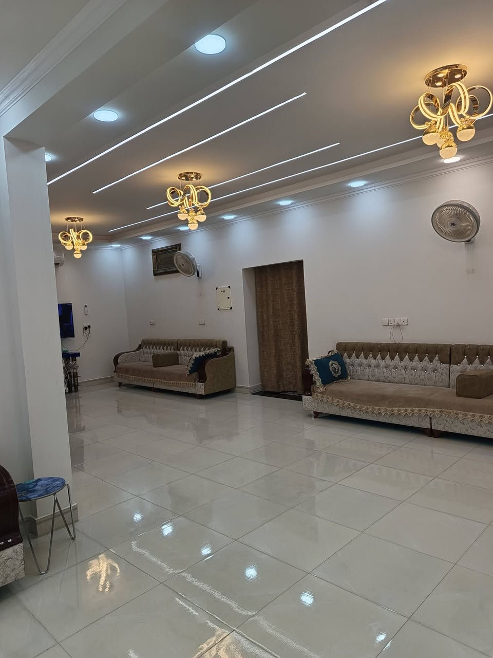 ياالله سلام عليكم
بيت للبيع مساحه الكليه 1000م بناء طابوگ  بناء 200م  يبعد عن شارع العام 100 م

 العنوان منطقة الشوفه  قرب المشتل  

 محتوياته  غرفتين  ديوانيه  وصاله عدد 2  ومطبخ وصحيات. 

كافه الخدمات 

سعر 130 وبي مجال بصيط لجاد  

  

الهاتف /‏‪***********‬‏
