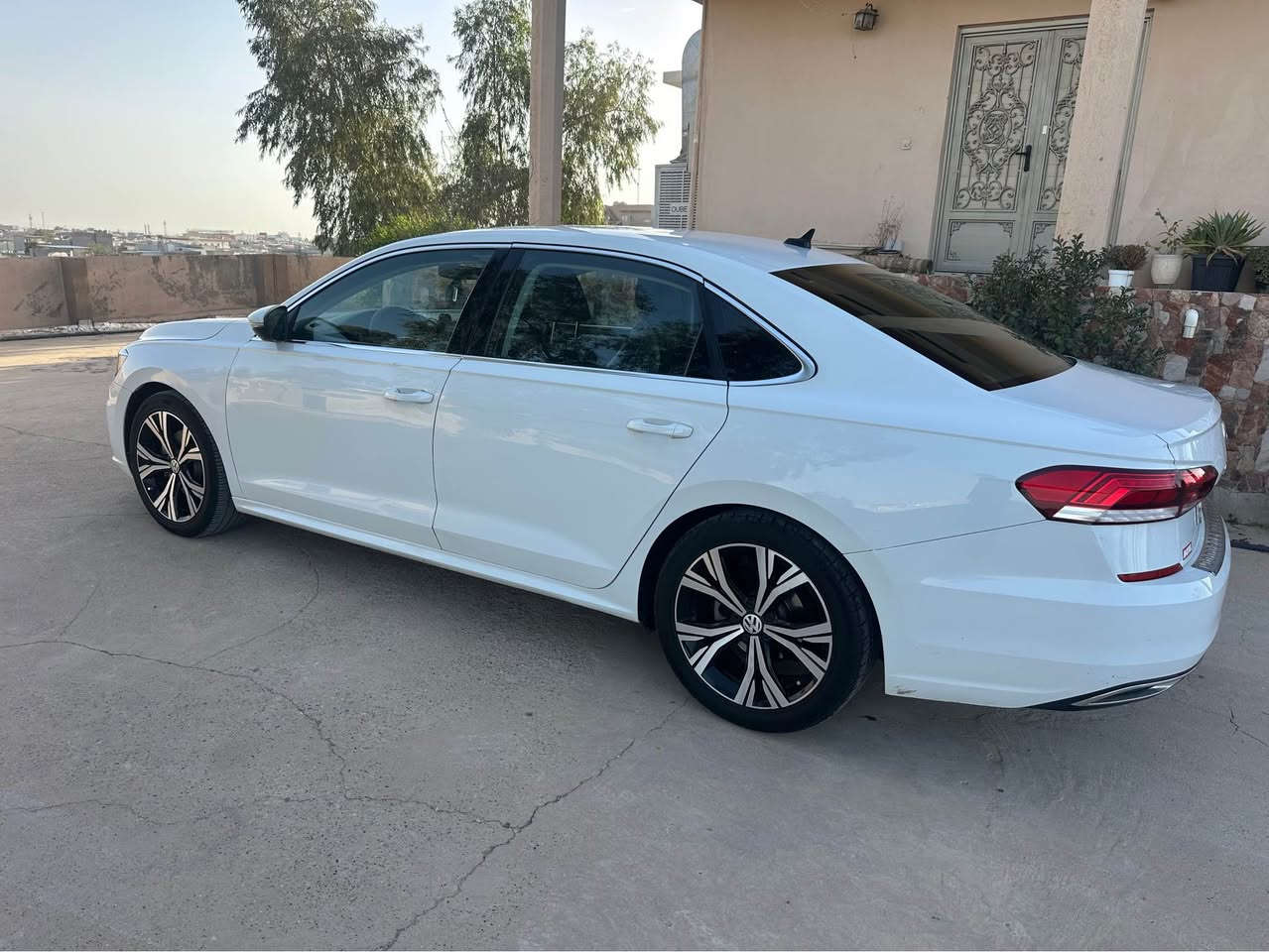 Volkswagen passat 2021 SE 
‎مەکینە 2.0 Turbo 
‎مواسەفات SE
‎( هەر چوار دەوری رادارە - راداری پێش و پشتەوە کەخۆی برێک دەگرێت - راداری ئاوێنەکانی تەنیشت - راداری جامی پێشەوە و خەتی جادا - سەقف سلاید - کامێرای دواوە -کوشن جلد - کوشن کارەبای - کوشن هیتەر - بەسمە و شەغال - لایدی پێشەوە زینون - لایتی پشتەوە لید - ئەپڵکارپلەی - ویل گەورە سپۆرت 
یەک پارچەو بستێک بۆیاخە پارچەیەکو دوو جێی پیدی ئارە
بۆنیتی بە بیلاد گۆراوە کەمێک ژورەوەی گرتووە ) 
 نرخەکەی (١٦٢ مەجال )
ژمارەی مۆبایل. *********** كركوك, العراق
