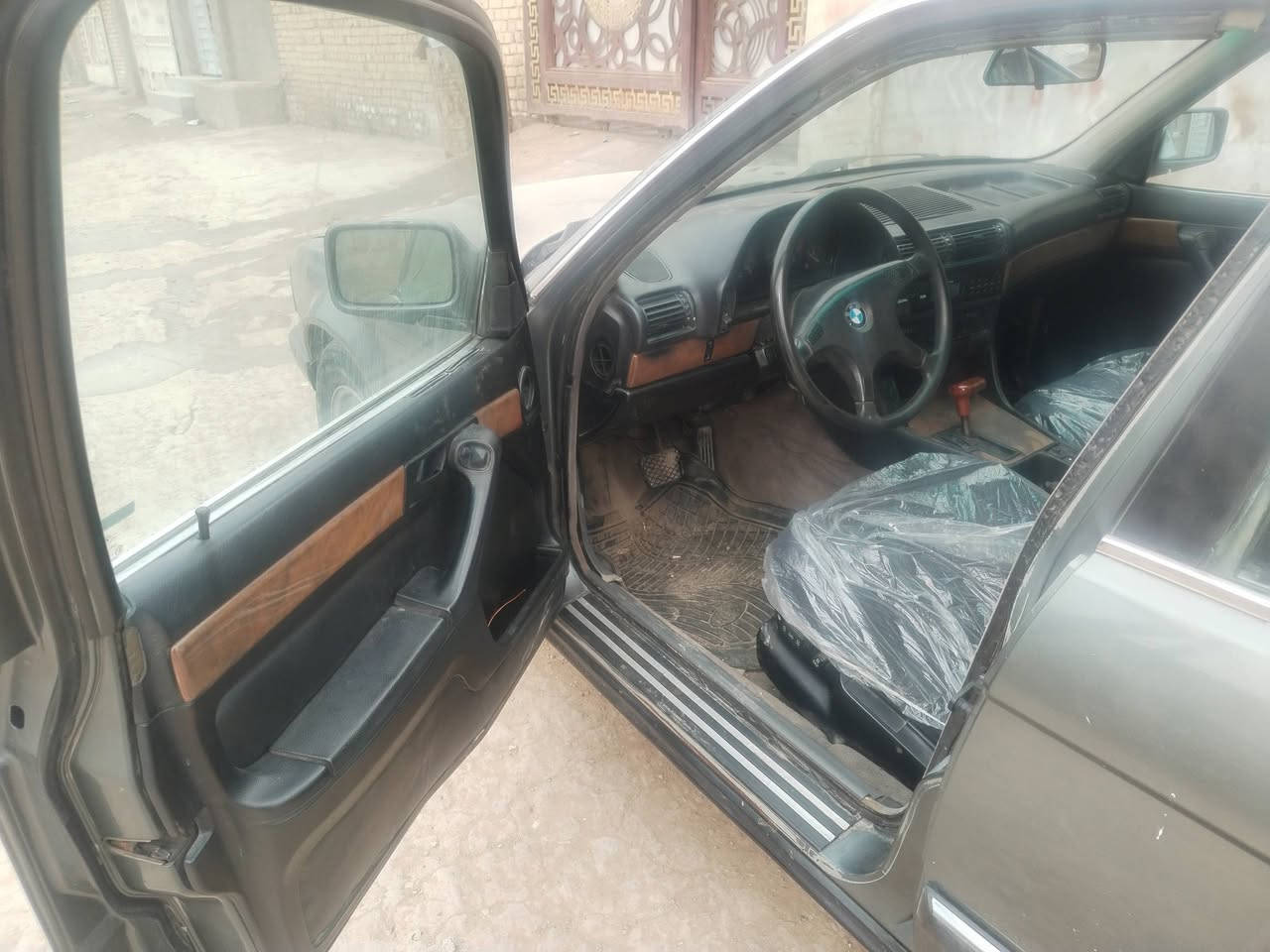 السلام عليكم بي ام موديل ٩٠ حجم ٧٣٥ رقم بغداد دولي هزه جديده مشروع وطني مصبوغ عام كشنات كهرباء دواخله نضيف فتحه قماره لايت زنون تخم تاير ويل خليه كير محرك جديد سويت ادامه كامله من فيش فيوزات ظفيره كلاص بانزين فيت بم جديد صارت بيه خربطه وعوزه ترتيب وما فارغله مكان واسط ٣٩ وبيه مجال قليل استفسار ***********
