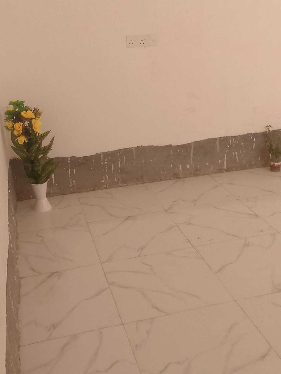 سلام عليكم عيوني مشتمل للبيع في حي رشيد جبله مساحه ١٦٠متريحتوعله قرفه ومطبخ وحمام منور هول محل سواق ومخضر سبالت كبار مبردات كبار وسعر ٩٠وبي مجال ***********
