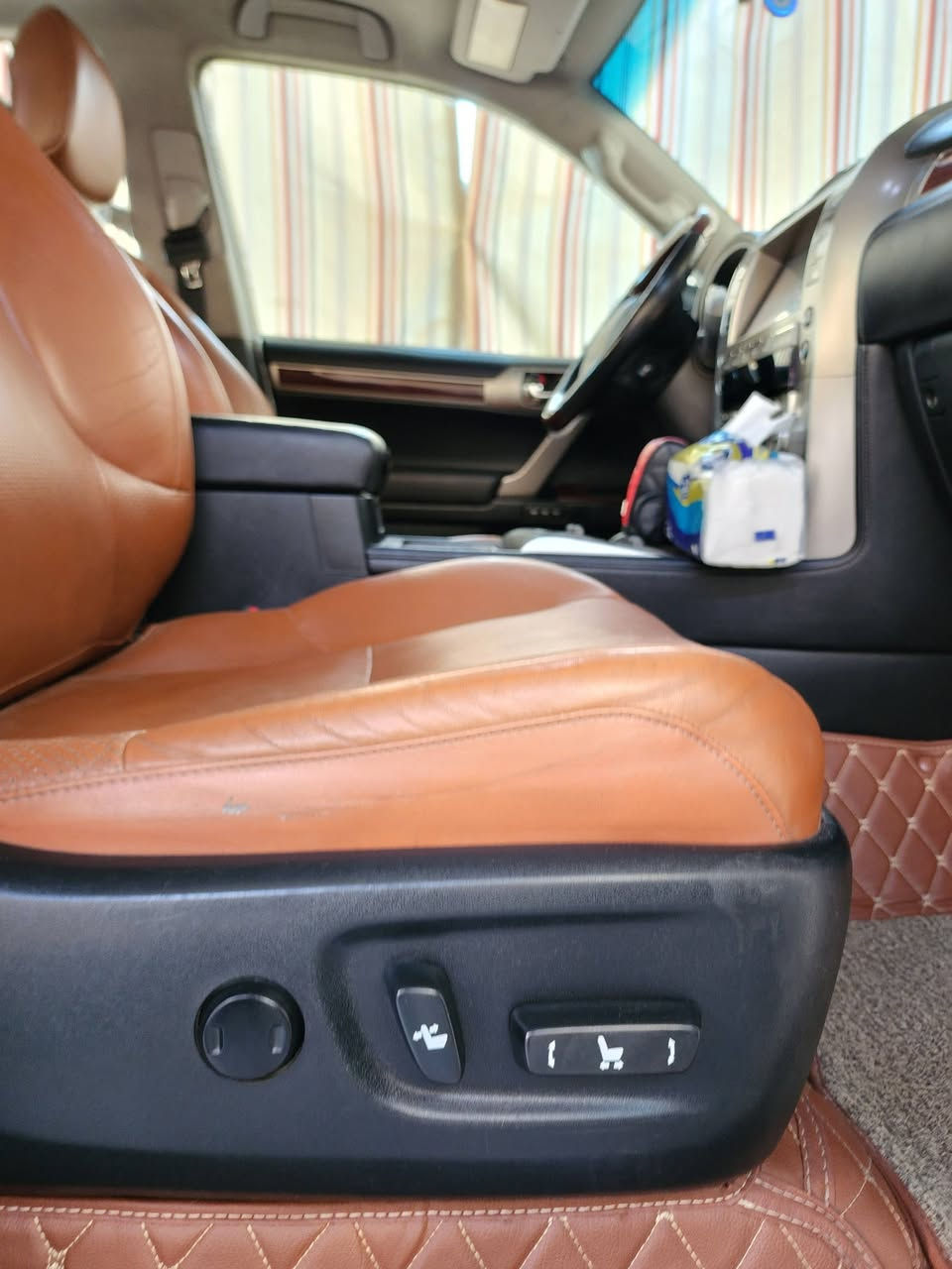 سلام عليكم لكزز برادو ..GX460 بريمي اصل 2014 خليجي فول 
ماشيه 98 الف حقيقي 
كشنات قرميدي 
فتحه سقف سلايدروف  
ثلاجة فول مال صيف والله 
تخم تاير اصلي ياباني برجستون
تدفئة وتبريد بل كشنات + تدفئة ستيرن
كراسي كهربائيه / وضع قيادة السائق / اضويه لد LED نظام ترحيب انارة   
سنترلوك
👈 تشغيل عن بعد 
مرايا كهربائيه شفط 
شاشه لمس   
جكات 
مثبت سرعة   رادار واكف 
4كامرات    360       
كشنات جلد قرميدي لون
كشنات خلفي كهرباء 
•حساسات امامي وخلفي 
ملاحظة /  الدعامية الخلفية مصبوغة سيارة متوقفة ع رصيف وانطخت الخطاء من سايق تكسي 
مكاني بغداد/ اليرموك 
لل استفسار ***********
