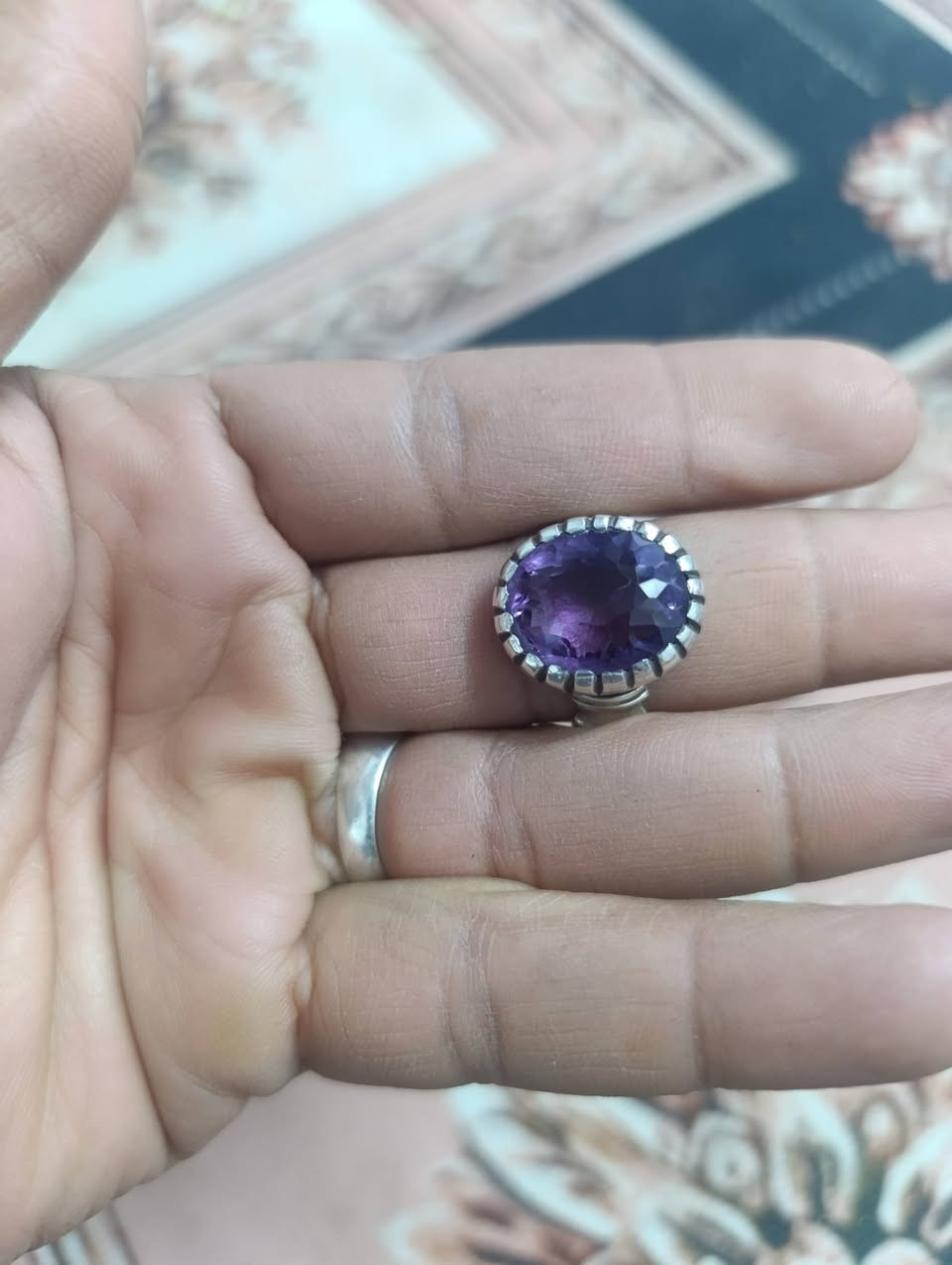 خاتم من حجر الجمشت الأفريقي الطبيعي لون الأجواني جميل
صياغه يدويه عراقيه ثقيلة وجميلة فضه عيار ٩٢٥
التواصل ع الخاص او الاتصال على الرقم ***********
