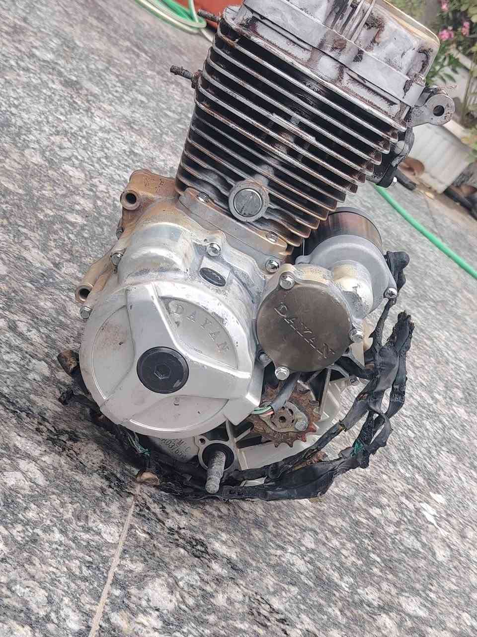 السلام عليكم
محرك دايوان عضم    الدراجه حتركت وهاذا محركها نضيف مامفتوح    بس مايع عليه  لايلون 
كربلاء  ***********
