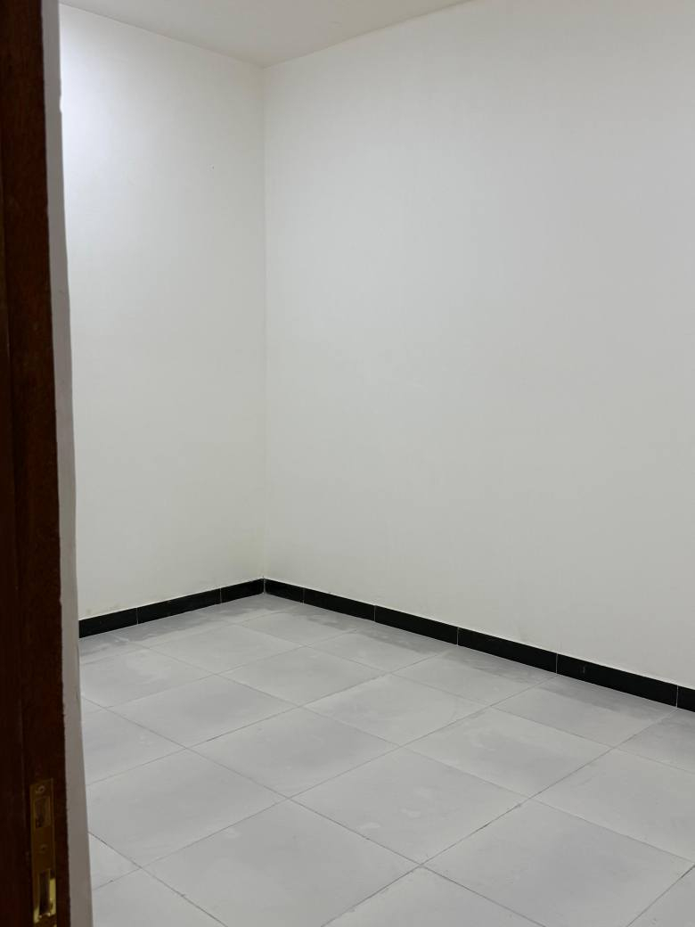 السلام عليكم يتوفر دار سكني في باب الهواء
مساحه البيت 200متر 
البيت يحتوي علئ غرفتين واستقبال ومطبخ وصحيات 
الببت جديد
سعر البيت 90وبي مجال
*********** البصرة, العراق
