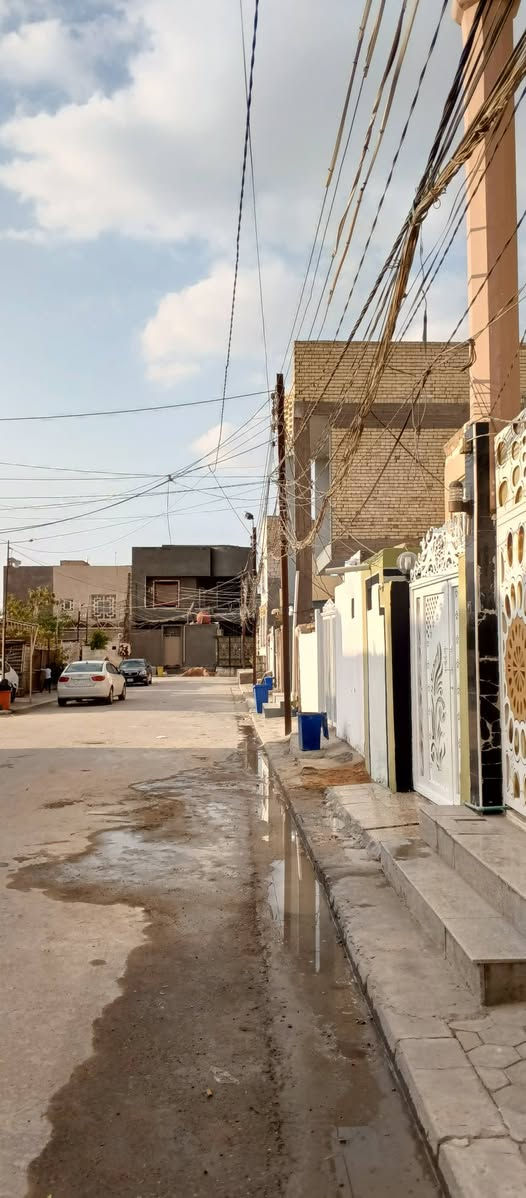 للبيع دار ١٠٠م في حي الوفاء طابق ونص نظيف وفارغ للاستفسار ***********
