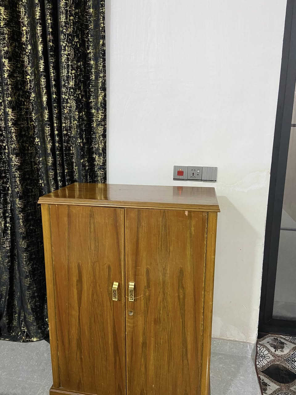 غرفه نوم للبيع 
سعرها مليون وبيها مجال 
الغرفه نظيفه 
مكاني الغزاليه 
***********
