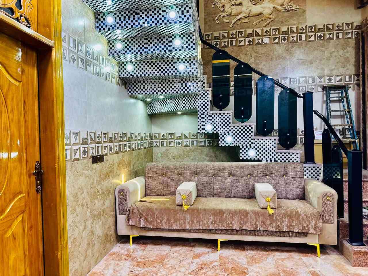 ⭕️السلام عليكم يتوفر بيت للبيع للبيع للبيع  مساحه 200 متر البيت بناء حديث ٢٠٢٦ وصور توضح تفاصيله وبناء عل ارقى شي 

⭕️البيت طابو سند ٢٥ تحويل مباشر 

⭕️البيت يتكون من طابقين محتويات طابق اول استقبال صاله مطبخين حار وبارد غرفتين نوم مجمع صحي عدد ثنين  مناور 

⭕️طابق ثاني يتكون من صاله غرفتين نوم مجمع صحي عدد واحد وايضاً سطح مطبك سيراميك كما موضح بل صور 

⭕️الموقع قرب نادر ثانيه مقابيل محطه العرفان عل سايد ثاني راجع عل نادر يبعد عن شارع عام ١٠٠ متر بيت صاير بل مجمع سكني صار كامل خدمات عل خير كهرباء فيوفيرز مجاري مركزيه ماء تبليط تتوفر 
   

⭕️للاستفسار خاص ماعدي ولا وتساب تصال فقط وخادم 
***********
