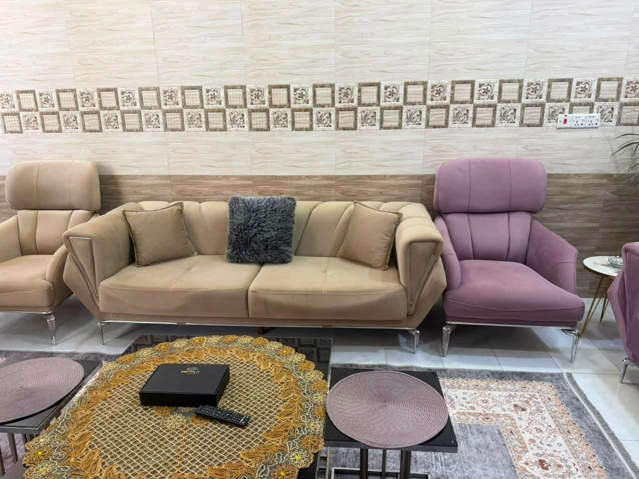 تخم تركي اصلي شغل درجه اولى قنفتين كبار و ٤  كراسي جديد اكرر شغل درجه اولى مو سوكي سعره ١٦٥٠ مكاني كربلاء 
***********
