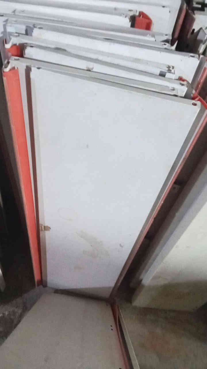 اثاث محل للبيع مستعمل نظيف مكاني كركوك رفوف جداري ورف وسطي وميز مستعمل اتصل بنا على الرقم التالي *********** كركوك, العراق
