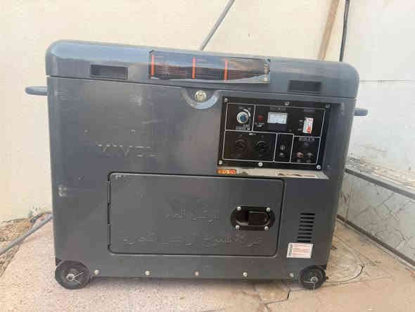 السلام عليكم 
مولد كاتم  بعده جديد مستعمل ساعتين فقط 20امبير 
   اخذته بمليون 250  سعر البيع مليون 
الاستفسار ***********
الرمادي
