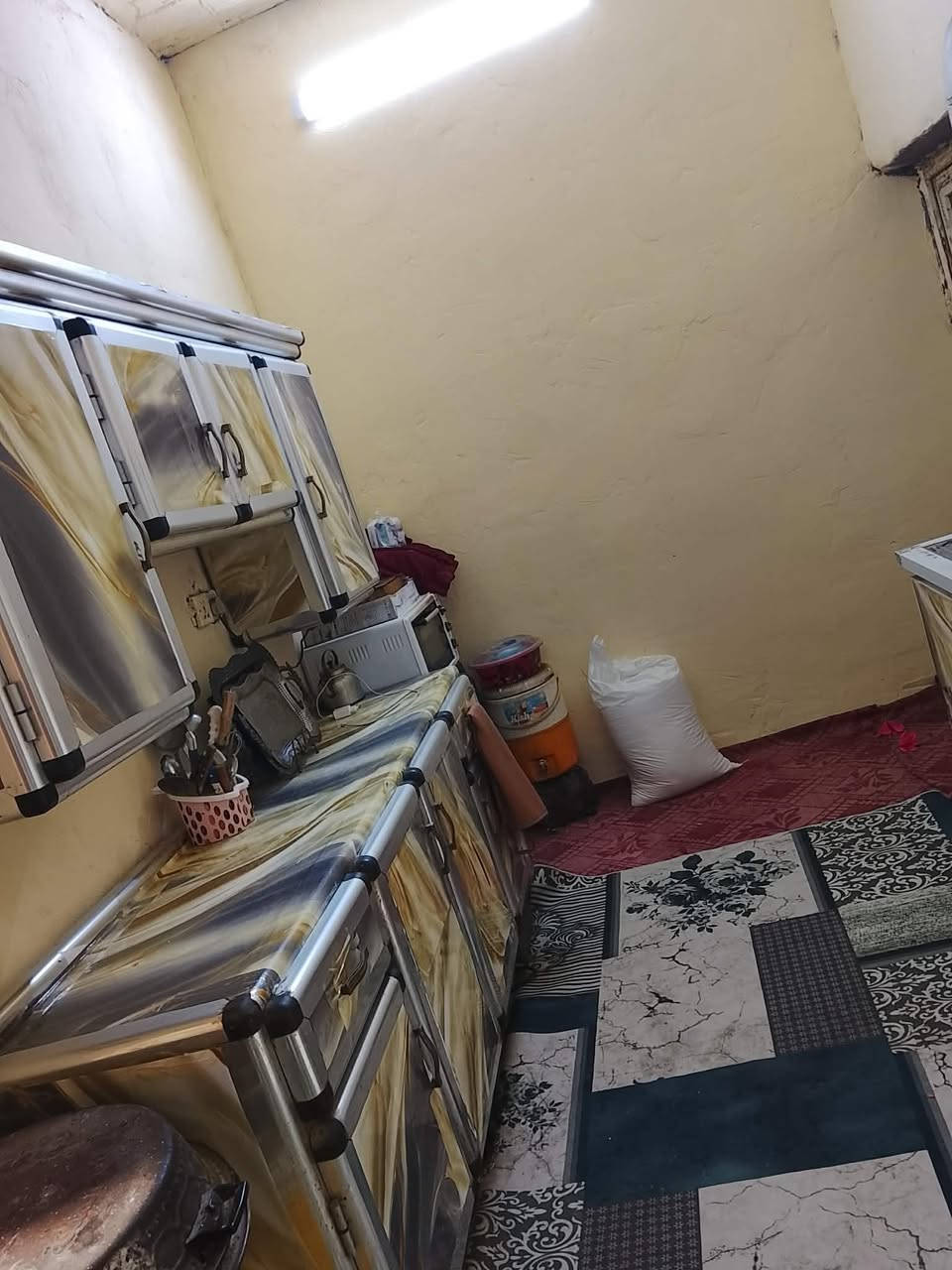 سلام عليكم بيت 100 متر 5×20 طابق ونص 
غرف 2 + صاله2+ مطبخ + استقبال +مجاميع صحيه 3  المكان الأمن الداخلي منطقة 23
السعر 88 مع المجال الاستفسار ***********
