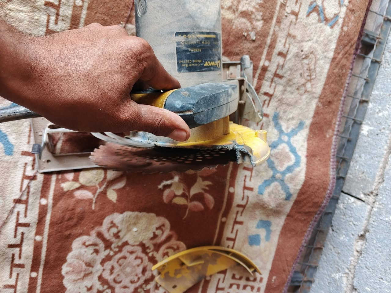 سلام عليكم عندي منشار  منضدي بيه كسر شغال بلور حراري شلع 40 هاتف ***********
