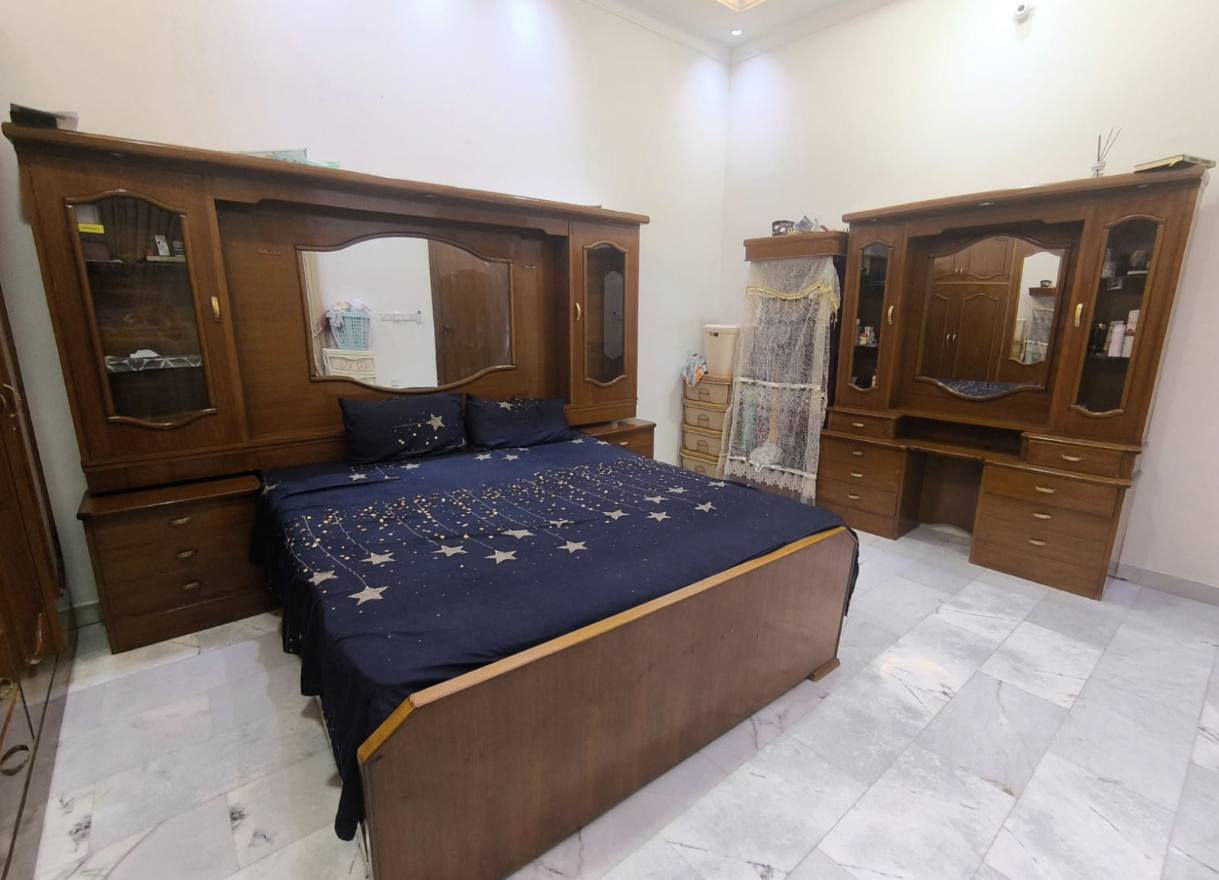 غرفة حطاطة مكان رمادي بعد بيها ميز احذية وميز زاوية مراية عالي... السعر 1250 وبيها مجال 
***********
