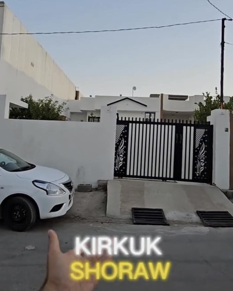 لام عليكم🌹
دار للبيع💒شوراو 425م
 خلف الشارع الفرعوني (سقف مغربي ؛ غرفة استقبال كبيره ؛+هول يطل على الحديقه ببابين زجاجيين تصميم عصري حديث ؛ 4غرف نوم 
؛wcمعزل pvcبتواجد منزع واسع; كراج يتسع لسيارات عدد3؛ نظام دكت مركزي) 
 منطقه راقيه وهادئه وتتميز بتواجد البيوت ذات الهندسيه العاليه 
العنوان شوراو -فرع المجاور لمركز اسيا سيل مقابل مستشفى شوراو ومطعم bigmama 
#للاستفسار على الرقم***********
