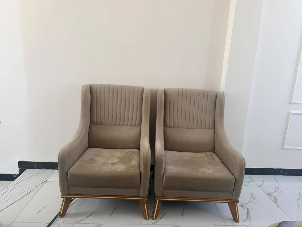 نص تخم استخدام سنه وحده فقط قنفه ام النفرين ووياه كرسين  ب250 نظيف جدا ارجل خشب صاج
الرقم :-***********
