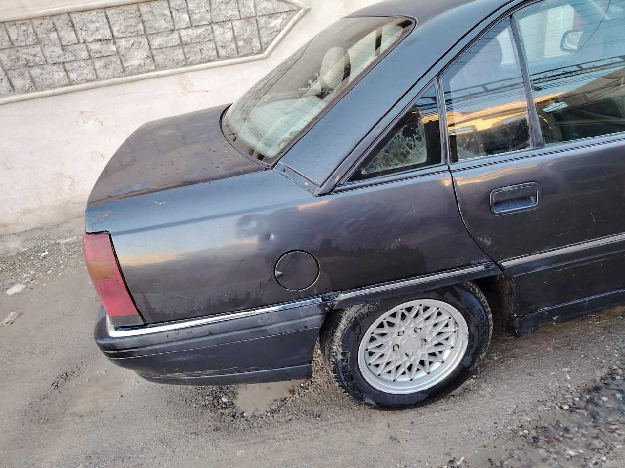 للبيع سياره اوميكا حجم 20 عنون رشيديه سعر 18 وبيه مجال رقم هاتف *********** رقم كورك 4
