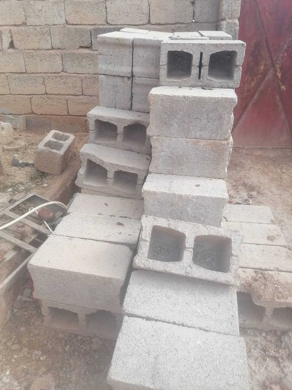 السلام عليكم بلوك للبيع مايقارب 300بلوكه و50(***********
