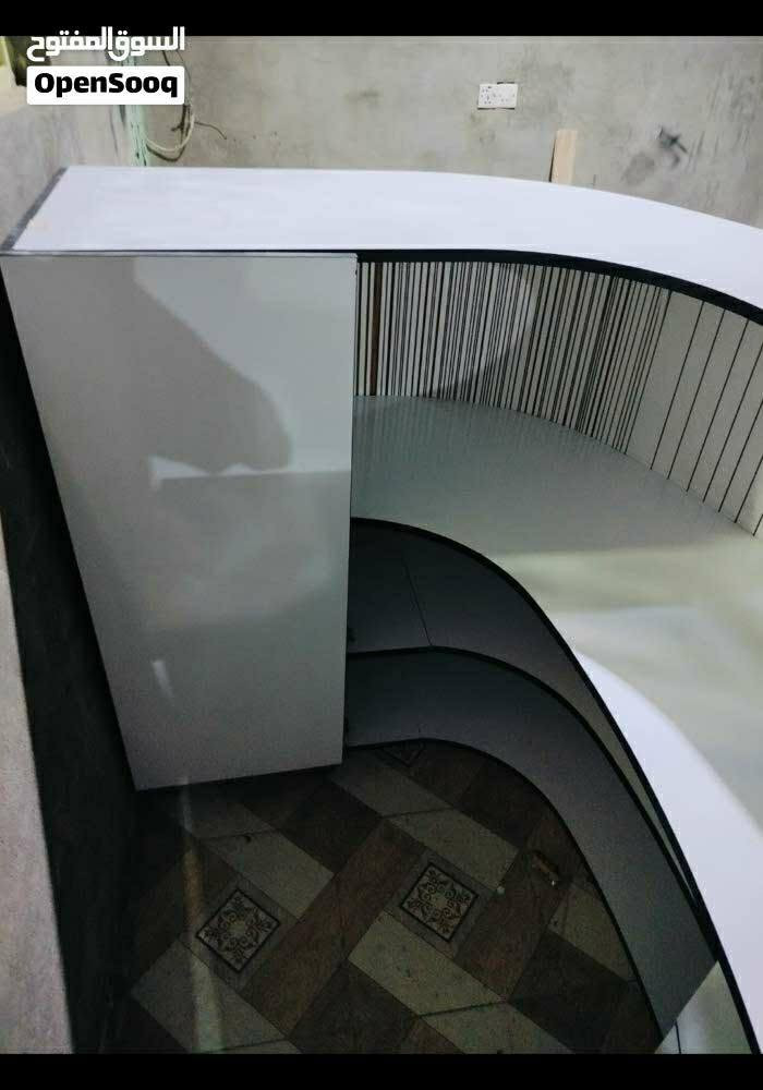 ميز تحفه وديكور ومتانه
حجم كبير 
بالحقيقه كلش شكله حلو 
ارتفاع 1.20m
عرض (واجهة) 2.5m
آلتفاف 3.55m
عمق كوميدي التخزين 55cm
عرض باب كوميدي التخزين 45cm
جرارات التخزين عمق45cm
عرض الجرارات 35cm
ارتفاع الجرارات75cm
مكاني ابو الخصيب 
رقمي ***********
