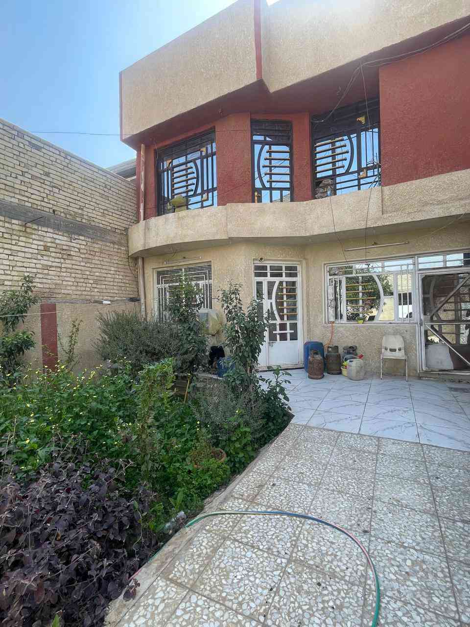 السلام عليكم الدار للبيع المساحه 194 يتكون من طابقين الطابق الاول يحتوي على استقبال وصاله داخليه وغرفتين خدمات صحيه داخليه وخارجيه وحديقه مثل ما موضح بالصور والطابق الثاني يحتوي عل غرفتين وسطحين في منطقة السريدات القديمة المربع الثاني تبليط باب البيت وخدمات كاملة السعر ١٣٠ بي مجال بسيط حك الجية الرقم ***********
