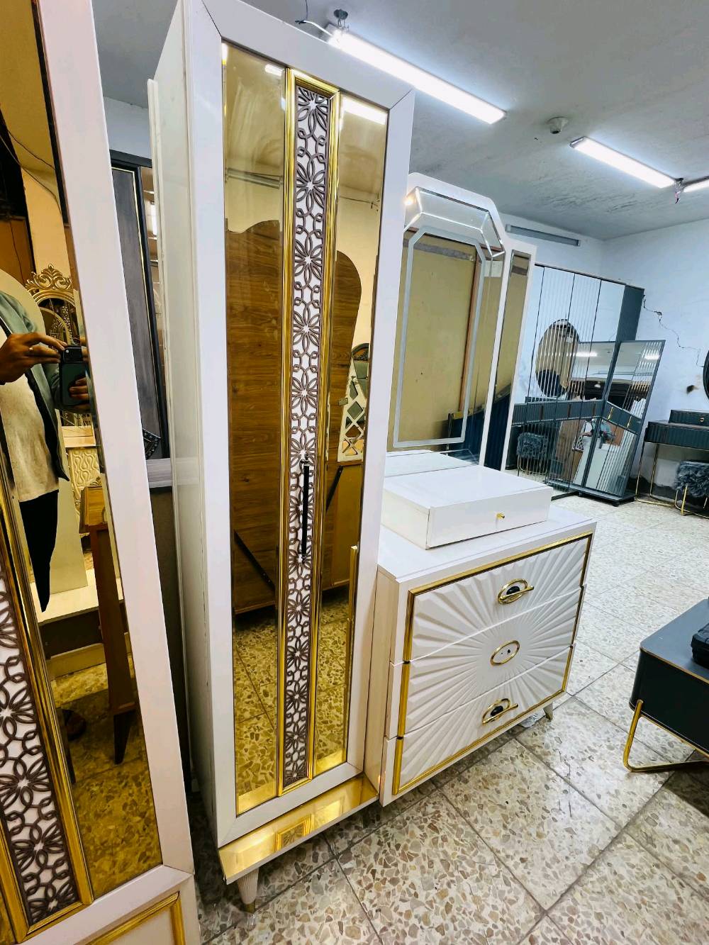 غرفة نوم أنيقة ومتميزة بلون أبيض ذهبي تضيف لمسة من الفخامة على أي منزل. تتضمن خزانة ملابس واسعة مع مرايا عاكسة وتصميمات زخرفية مميزة. مثالية لاستكمال ديكور غرفة نومك بجمال ورونق مثاليين.

المجموعة تتضمن:
- خزانة ملابس كبيرة
- تسريحة مع مرآة
- كومود مع درجين

هذه الغرفة مصنوعة من مواد عالية الجودة لضمان المتانة والاستخدام طويل الأمد.