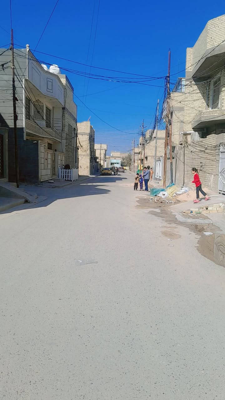 السلام عليكم مرخصةمديرالاكروب المحترم بيت ١٠٠متر جاهز اليجار مال عائلة صغيره 
 سعر ٣٥٠ حي السلام  الكماليه شارع المستشفى الفضيليه  للاستفسار ***********
