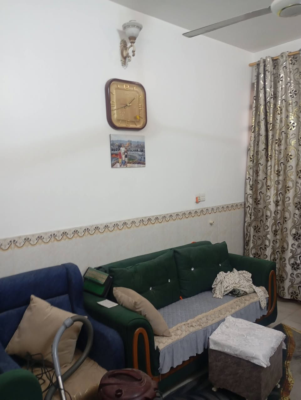 سلام عليكم ورحمه الله وبركاته 
الدار للبيع  طابو صرف 
فول الفول. 
المساحه 100م الواجهة 5م النزال 20م طابقين ثلاثة غرف نوم مودرن استقبال مطبخ مجمع صحيات خارجية وداخلية ارتفاع مترين عن الشارع الأرضية مرمر الدرج مرمر محجر المنيوم عمل درجة اولى البيت طابو صرف عرض الشارع 30م سايدين مجاري تبليط كافة الخدمات حي 17تموز الثانية قريب على شارع كربلاء السعر 140مليون سعر مواصفات محترمه قياسا بالمنطقة 
***********
***********
