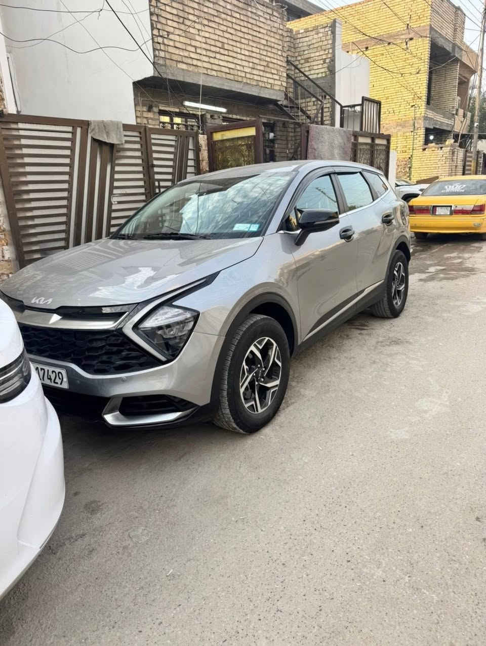 سلام عليكم سبورتج 2023 LX
مواصفات تبريد قطعتين 
كشن هيتر 
ويل كروم
بلوتوث USB ابل كار بلي والاندرويد 
حاجب ليد 
تحكم ستيرن 
كير اوتو+ عادي 
اوتو بريك 
بريك بصمه 
داخل اسود 
نضام قياده أيكو + سبورت + نورمل 
مثبت سرعه
تحديد مسار 
رادار الخطوط البيضاء 
لايتات الاربع عدسات + ليد 
شاشة إلكترونية 
مكان السياره بغداد حي الجهاد 
السع183ومجال بسيط 
صبغ قطعه وحده 
ماشيه 41 ميل
للاتصال ***********
