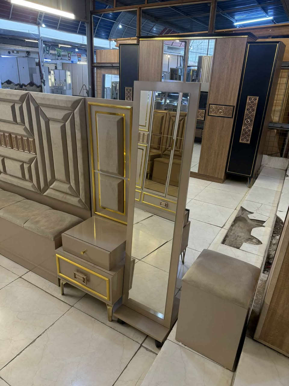 ✨ غرفة تركية  مودرن ✨
🚪 نظام أبواب 10 قطعه بروفايل فاخر
🛏️ سرير ضهر بلوك بمخزن عملي
🪞 جام برونزي أنيق
🧵 قماش وتر بروف أصلي سعره مليون و500
✨ نظافة 99💯
🚚 شد ونقل مجاني داخل بغداد
📦 توصيل للمحافظات بأسعار رمزية

📍الموقع بغداد الجديدة
📩 للاستفسار راسل خاص


**إذا كنت صاحب هذا الإعلان وتريد حذفه لأي سبب، رجاءا أرسل رسالة إلى الدعم الفني**