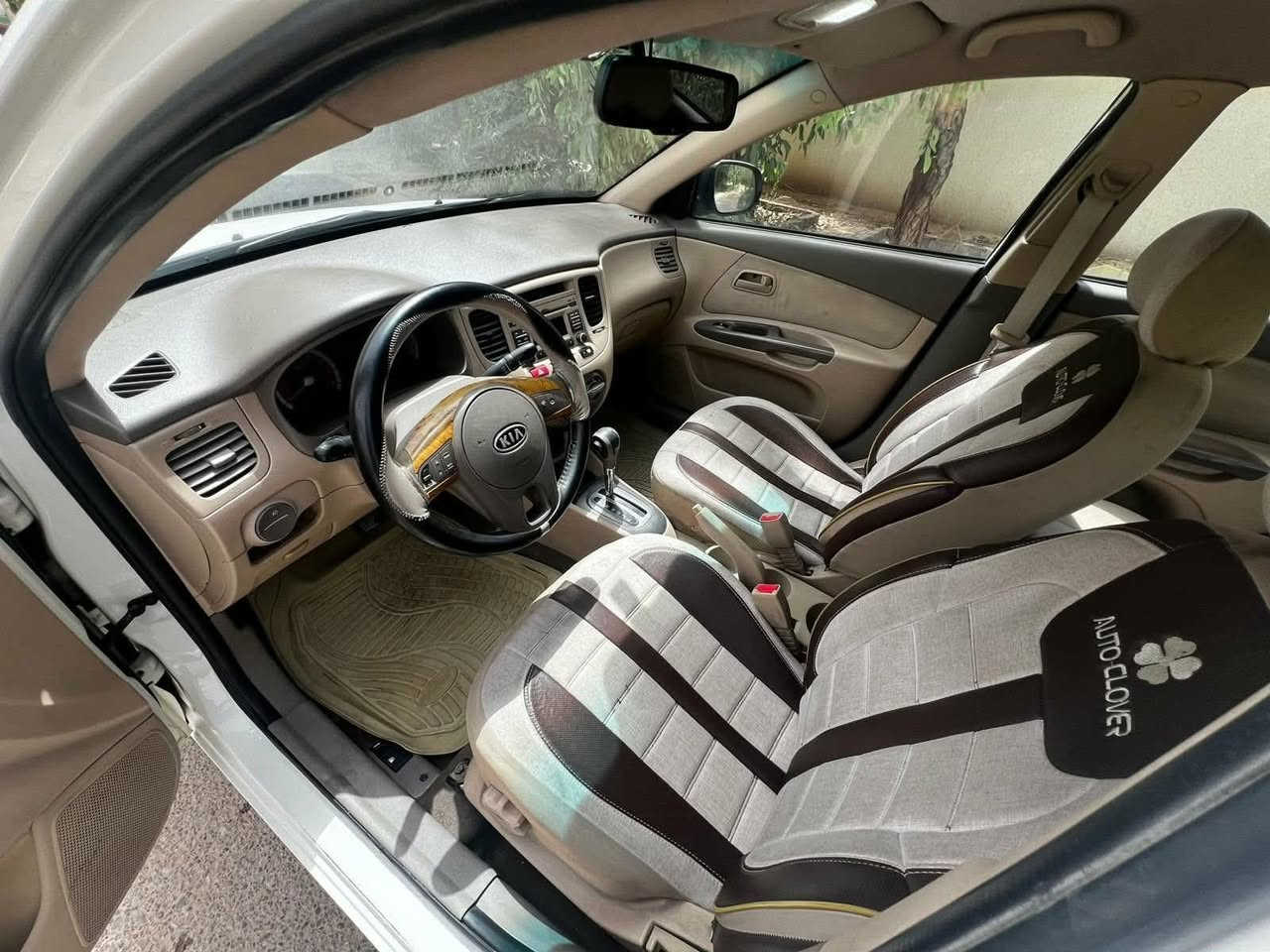 السلام عليكم 
كيا ريو ٢٠١٢ للبيع 
ااسياره خليجي محرك دوش
بيه ٢ قطعه صبغ 
و٢ مكان بارد 
وباقي التفاصيل بالسونار 
السعر ٧٨ ورقه
للاتصال 
*********** بغداد, العراق
