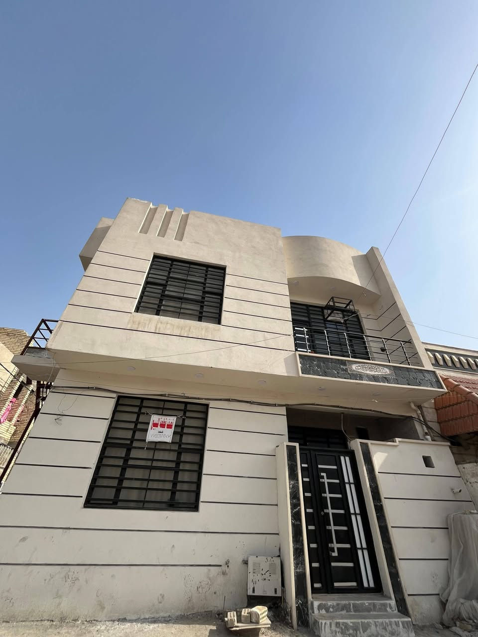 نصف قطعة للبيع 72 متر مربعة وركن شارع عريض مقابيلها سياج مدرسة بناء حديث ٢٠٢٥ قطاع 13 حي الاكراد كاملة من كل شي ابواب قاصة ارضية بورسلين حامضي الدرج مرمر تانكيات ثنيين وكيزرات ثنيين بيها مشتمل ماجرينة للتواصل ‏‪0771 196 8927‬‏
