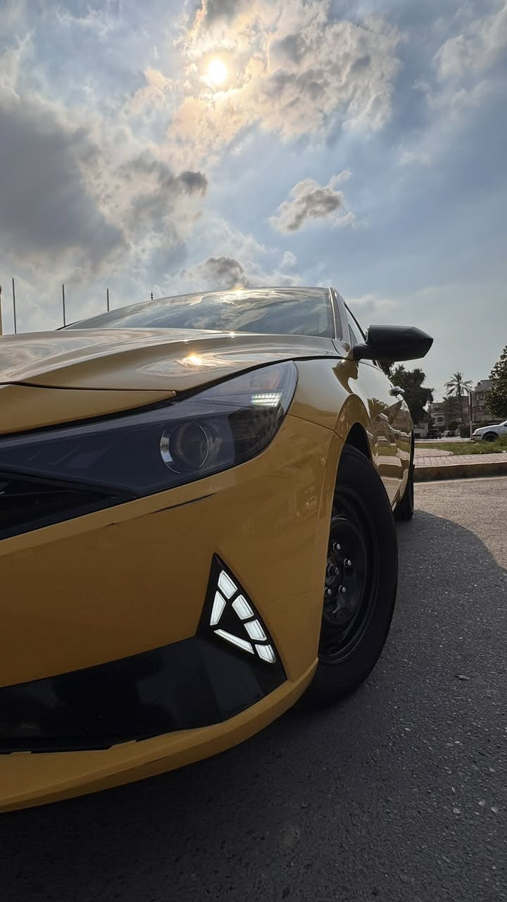 السلام عليكم
الانترا     
موديل 21 جاهزه للاخير كبل لشارع رقم بغداد انكليزي تكسي قماره بلاد بدون صبغ 
السياره ماشيه 135 ميل 
حادثه مثل مموضح 
بس بنيد ومبدل نفس لون 
بدون ايرباك
نص مواصفات
بصمه دخول ويدات ترحيب 
كشن تدفئ 
لد امامي ولايت زنون نهار 
ويل مصبوغ حراري وتاير Hloo 
كامره خلفيه
 تحديد مسار + نقطة عمياء+سياقه ذاتيه تحسس ازدحامات
مانع انزلاق 
ورادار امامي وخلفي وجانبي
شاشة  كبيرة تدعم كار بلي واندرويد اوتو + شاشه اعطال 
ثلاثة انظمة قيادة 
تحكم ستيرن كامل 
كروز سرعة 
محرك 2000  دوش ‏جديد حاويه 
كير بلادي وتبريد منضومه كامله انجماد 
السياره مدوشمه ارضيه وسفريات ومقاعد وجنطه ومغلفه السياره داخله كله
اسياره علئ البلاد وكرفتها كلش حلوه 
سياره جهازه وصفاحها موس وكبل للشارع وجديده بالعافيه علئ الي ياخذها
سعرها 155 وبيها ممجال كلش بسيط لان منضومه تبريد ومكينه حاويه على يدي وعندي وصل بيهن 
عنوان بغداد الاعظميه 
ممتواجد علفيس رقمي 
***********
