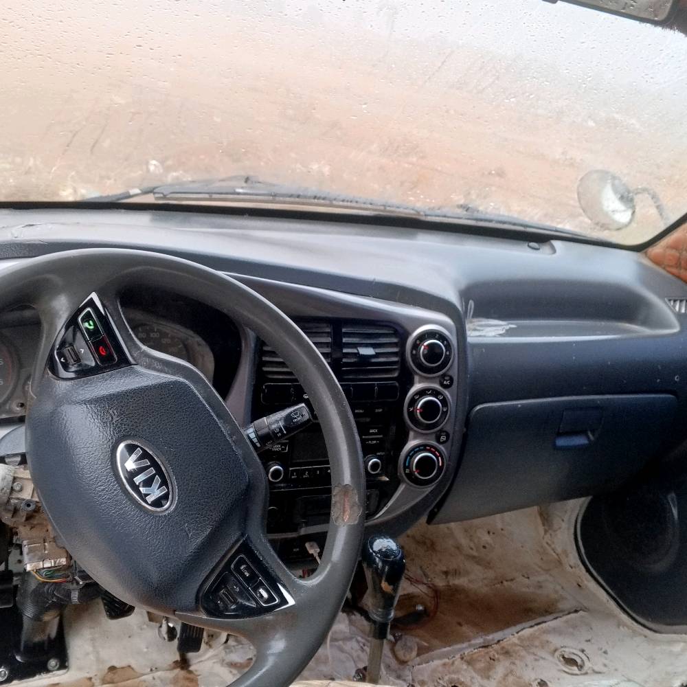 للبيع كيا بيك آب بحالة جيدة، تحمل متانة عالية للاستخدامات التجارية اليومية. تحتوي على هيكل واسع ومتين مثالي للنقل. السيارة نظيفة من الخارج والداخل، ومجهزة بمقاعد مريحة وسقف معزول. تشتهر بالاقتصادية في الوقود وتعتبر اختياراً ممتازاً لمن يبحث عن سيارة عمل موثوقة.