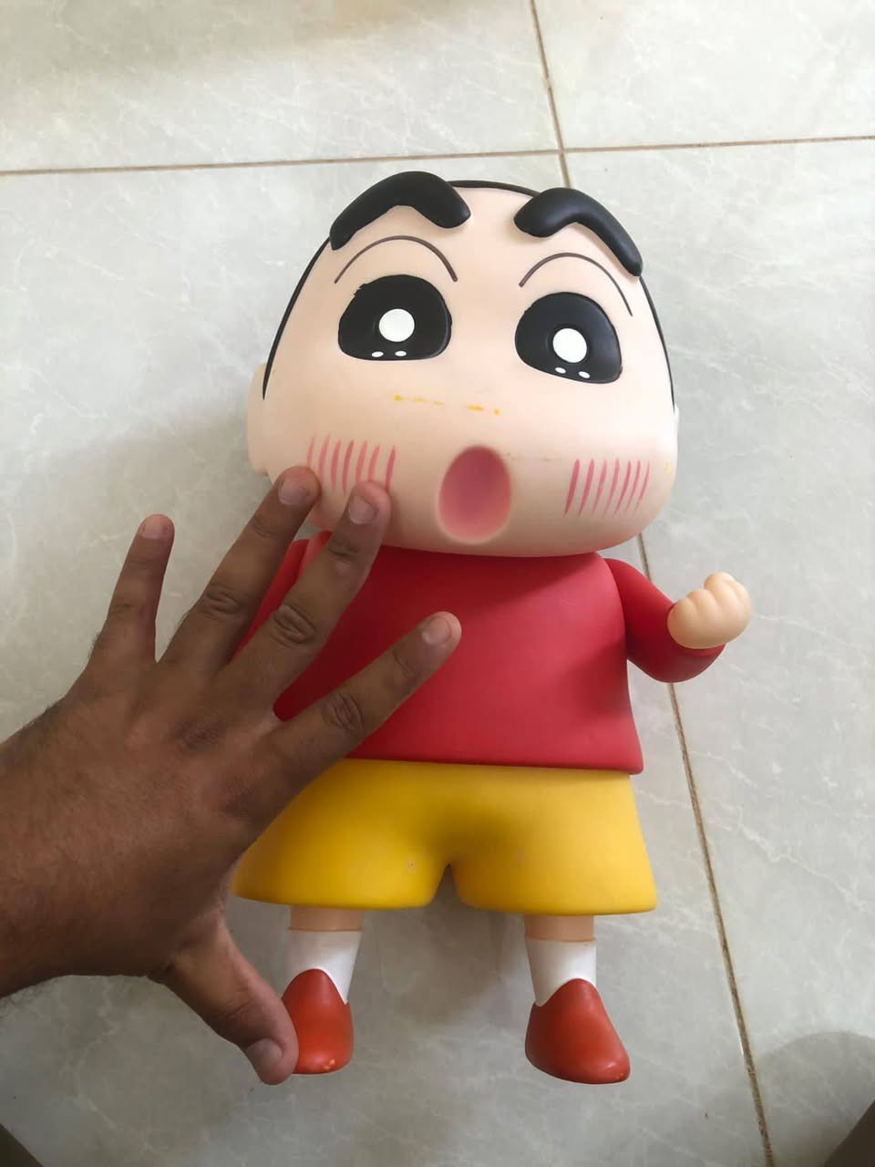 شخصية مجسمة: هذا المجسم يمثل الشخصية الكرتونية الشهيرة شين تشان (Crayon Shin-chan).التفاصيل: يظهر المجسم شين تشان بتعبيرات وجه متفاجئة أو مندهشة، وهو يرتدي قميصه الأحمر المميز وسرواله الأصفر.المواد والحجم: المجسم مصنوع عادة من مادة PVC (بولي فينيل كلوريد) أو البلاستيك، ويوجد منه إصدارات بحجم 40 سم أو 45 سم تقريباً.الاستخدام: يُستخدم هذا المجسم كقطعة ديكور للغرف، المكاتب، أو زينة للسيارات، وهو شائع كعنصر جمع لمحبي الأنمي.


**إذا كنت صاحب هذا الإعلان وتريد حذفه لأي سبب، رجاءا أرسل رسالة إلى الدعم الفني**