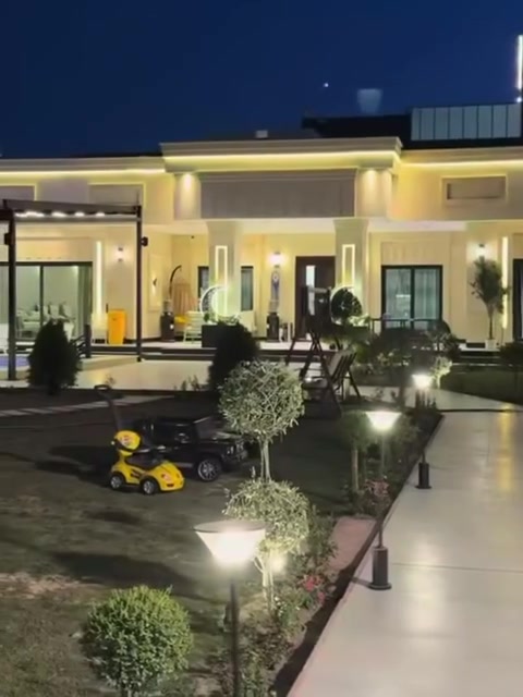بشارع الفلل ورى الشارع العام. 1600 متر. جاهزه من كلشي. هيه وزباينها. يوميتها من مليون الى 800 غرفتين وصاله كلش جبيره. ***********

