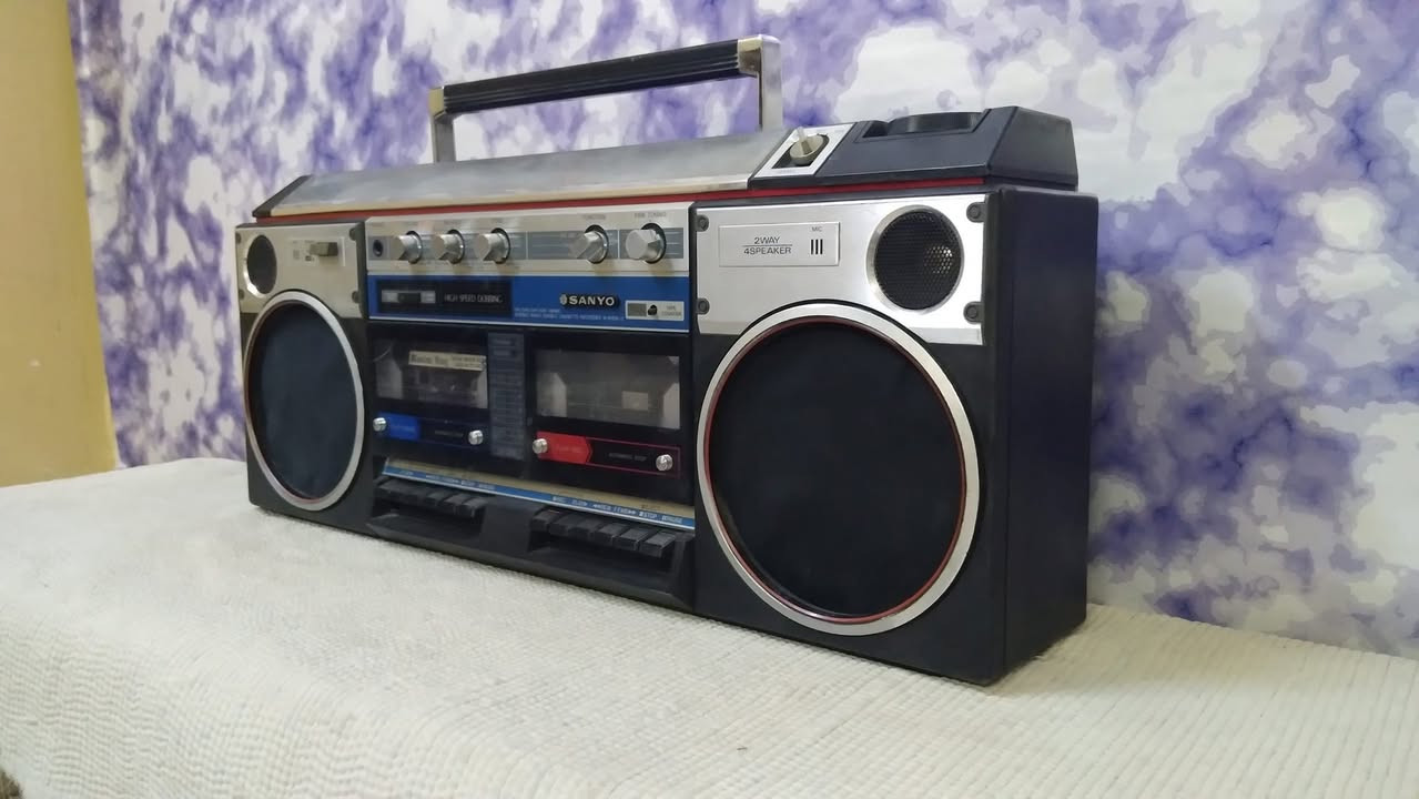 راديو مسجل ستريو ماركة SANYO
صناعة يابانية 
راديو 4 موجات مسجل وواكس شغال
السعر 75 الف
يوجد توصيل ***********
