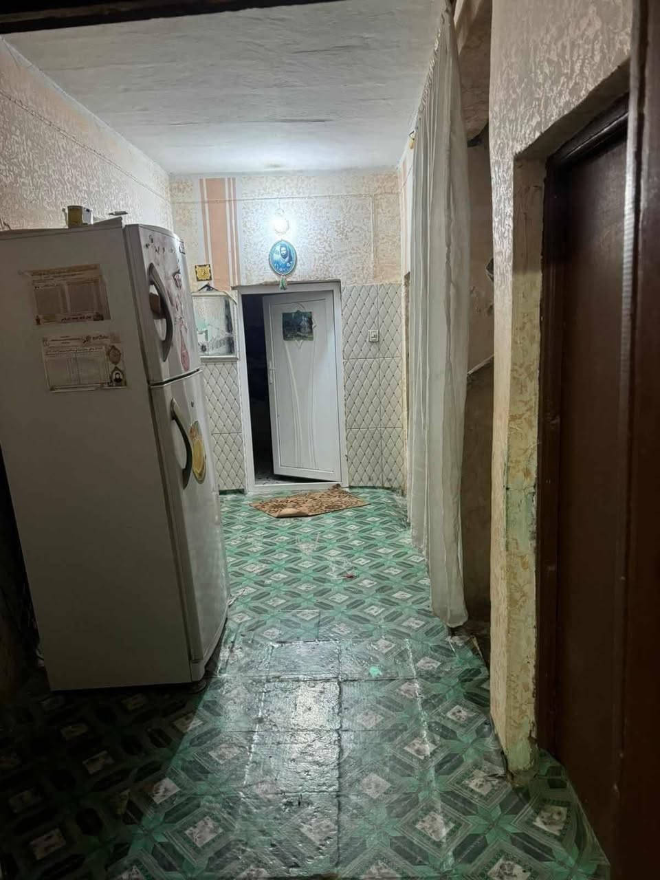 # بيت للبيع
العنوان: حي الشهداء شارع النص عالشارع 200متر طابو واقع حال 300 متر
يتكون من طابقين 
 ♦️الطابق الأرضي يحتوي على غرفتين وهول واستقبال ومطبخ وصحيات وحديقه وطارمه 
 ♦️الطابق الثاني بناء جديد يحتوي على غرفتين وصاله واستقبال ومطبخ وصحيات معزول بدرج خارجي وباب عالشارع وبي طارمه.
للتواصل رقم الهاتف (***********) 

كافة الخدمات متوفره.
