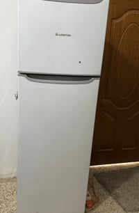 ثلاجه • نظيفه • ٢م وربع