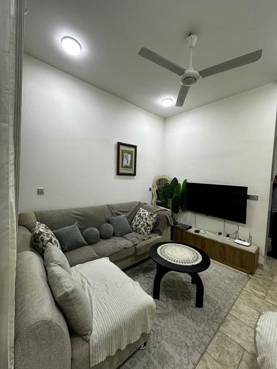 🏠 شقة مؤثثة للإيجار – المنصور الداودي
غرفتين نوم + صالة
طابق أرضي معزول عزل تام
مؤثثة بالكامل وجاهزة للسكن 
🔷 ملاحظة تحتوي ع كراج كامل لركن سياره السعر600 الف
***********
💬 واتساب متوفر
