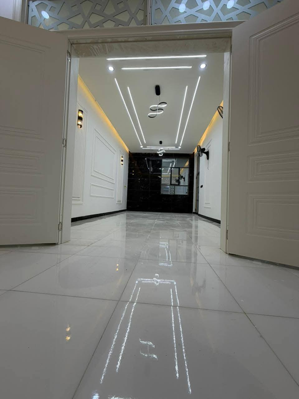 سلام عليكم يعلن مكتب الكوثر للعقارات العامه
للبيع بيت 150متر ،مع وجود كافه الخدمات 
ا
يتكون البيت من2غرف صاله استقبال  

) طابوق نهروان صب كونكريت جدران سيراميك ارضيات بورسلين 

الموقع مقابيل قريت القدير شارع صب العنوان عمود 317
   💥مع كافه الخدمات متوفره 💥
ماء 💦 كهرباء ⚡️ شوراع تبيلط 👍 اناره ليله 🛤️
مدارس حكوميه 🏣
خط مولده⚡️خط كيات 🚐 شوراع 15م
تبيلط  تتوفر مساحات حسب الطلب 
الموقع جدا ممتاز 👌  

✅
وفرنالكم عرض لاول مره حقق حلمك واخلص من الايجار 🔛 فرصه العمر 
للحجز والاستفسار الاتصال ***********
