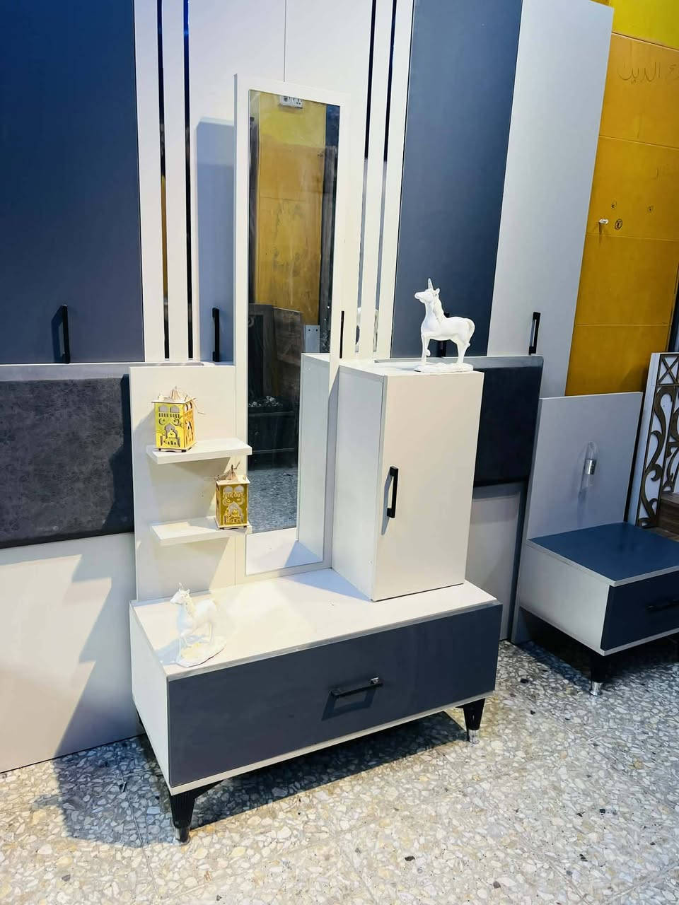 غرفة نوم مستعملة🇹🇷
موديله حديث 💥
 نضافة90 ٪💯
عدد القطع / 5 
نضام / أبواب 💢 
سعرها / 475 قفل 💸
شد ونقل داخل بغداد مجاني🚛
يوجود توصيل محافضات 🚛


**إذا كنت صاحب هذا الإعلان وتريد حذفه لأي سبب، رجاءا أرسل رسالة إلى الدعم الفني**