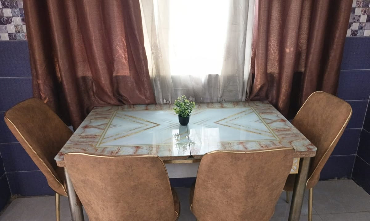ميز طعام مع ٥كراسي للبيع
بس الميز بي ضرر بنقل الجام مكسور ابيع هيج 
السعر ٨٠ مع ٥كراسي مكاني حله وردية خارج للإستفسار الاتصال على الرقم ***********
