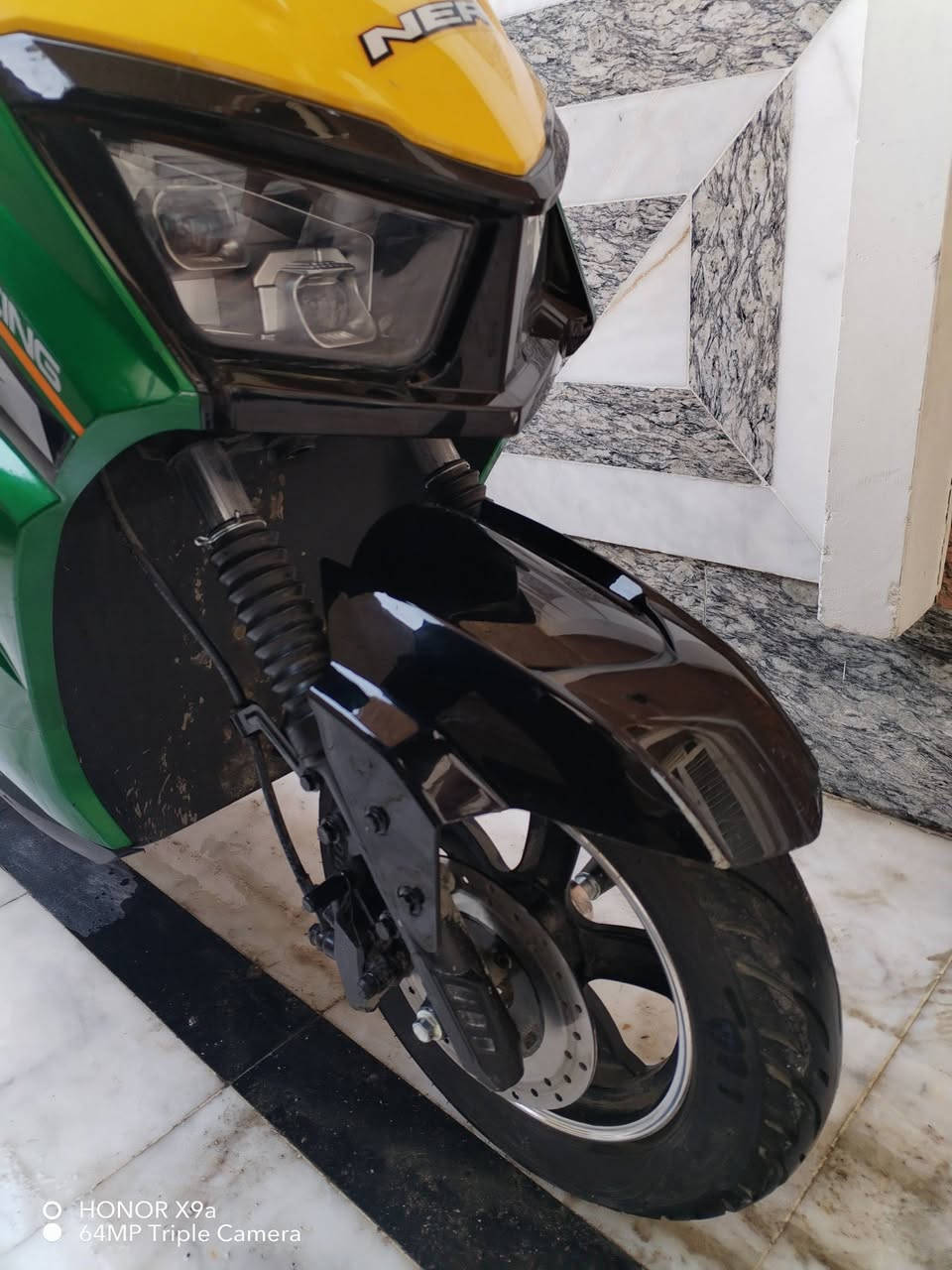 دراجه ڪهربائيه للبيع 
مواصفات 
1••• 3 سرع بيه سرعه اولا 40 الثانيه 50 الثالثه 60
2••• سرعته تقفل 60 حقيقي بشاشه 
3••• بريك امامي خلفي 
4••• لايت زنون عالي + ناصي 
5••• 3 الوان اسود + اصفر + اخضر 
6•••شحن 4 ساعات فقط 
7••• الشحنه الوحده 40km 
----------
الدراجه حلوه ومرتبه ونضيفه بيه بس جاملغ وراجع  القطعه عيب مابيه استعمال قليل سعرها 850 قفل اني اخذته ب 950 
••• العناون 
بغداد الكراده 
واتساب فقط ***********
