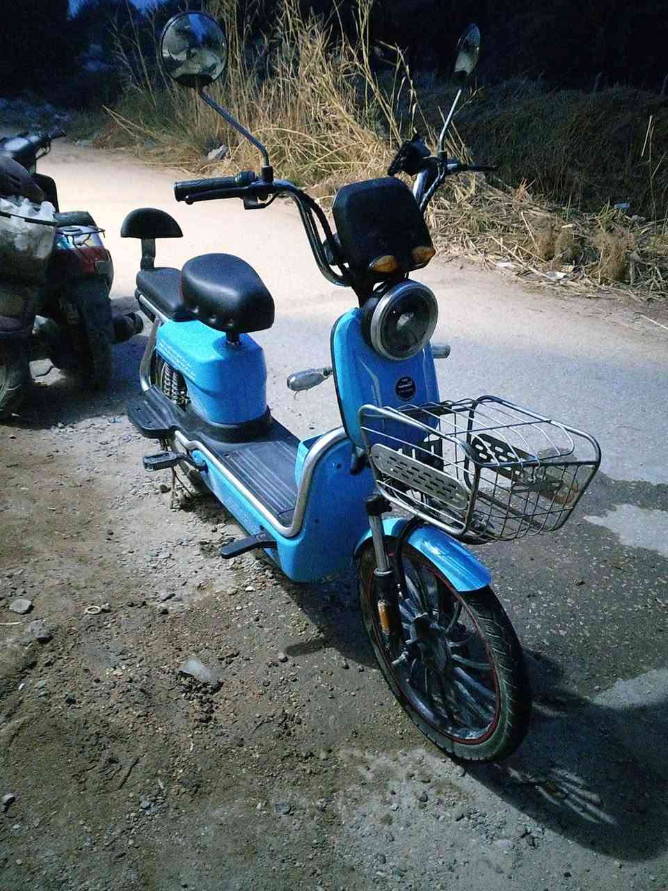 السلام عليكم بايسكل شحن للبيع البايسكل نضيف مابي اي عطل تجي تفحصه وتقتنع بي وتاخذه بايسكل نضيف كلش خمس بطاريات بي بلاتوث اذا تريد تشغل بلاتوث مكان البايسكل كربلاء حي الحوراء طريق بغداد عامود 45 للاستفسار او التواصل على الرقم *********** السعر 450 وللشراي بي خير ويدلل
