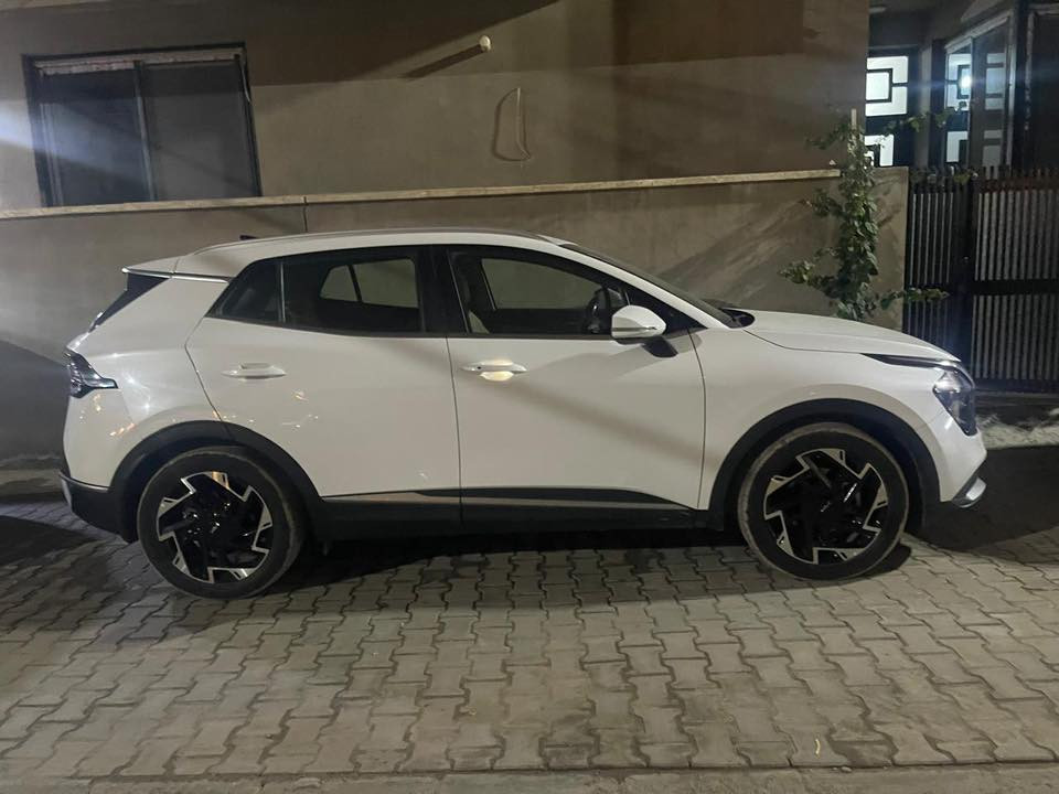 السلام عليكم. سبورتج 2023 ماشيه 38 صندوق كهرباء ونقطه عمياء فول بدون بنوراما بيه رصعه بالجاملغ ومسحوبه pdr 
للأستفسار واتساب ***********
السعر 218 وبيه مجال
