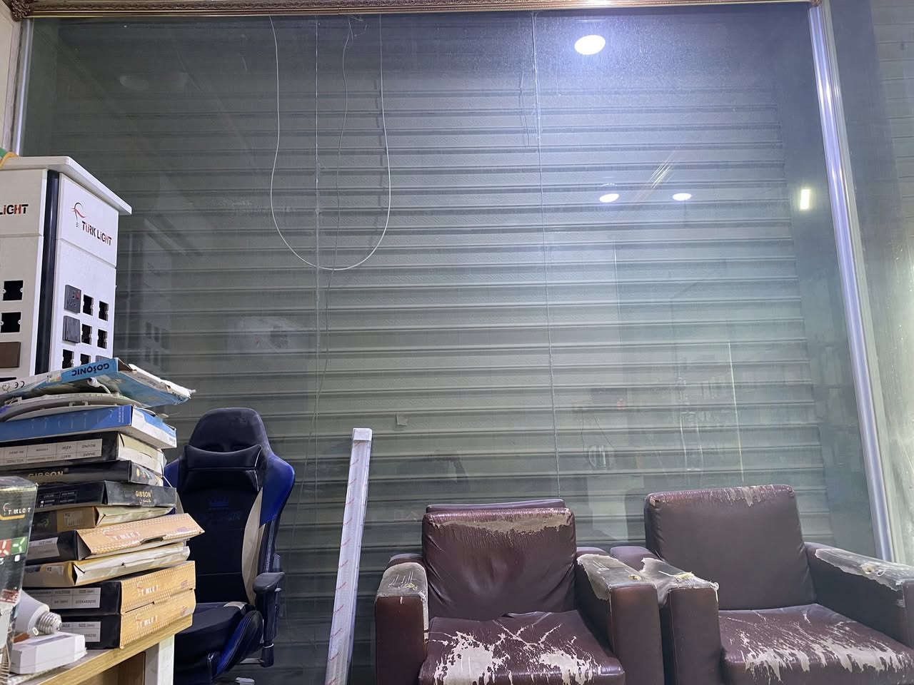 زجاج محل قطع ستندر القطعه الوحده اصير 3في متر و25 سم عدد 4قطعه مع قطعه 3في 90سم مع باب القطع كله جديده سعر مناسب
للتواصل وتساب ***********
