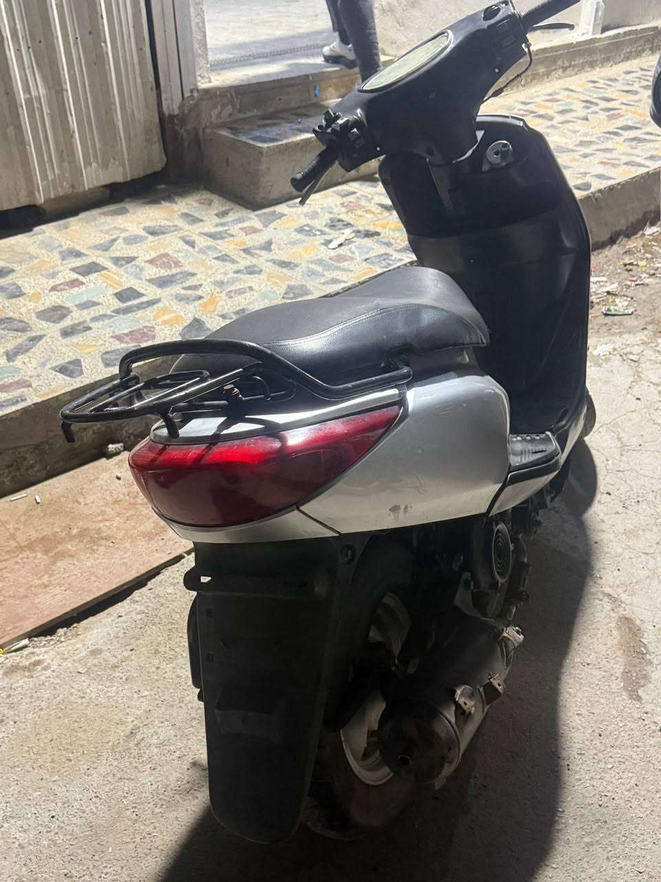 سلام عليكم دراجة بريز للبيع دراجه طافيه ابيع كوم حديد اكفلك من السرقه فقط ما متواجد على الفيس رقم الهاتف ***********
