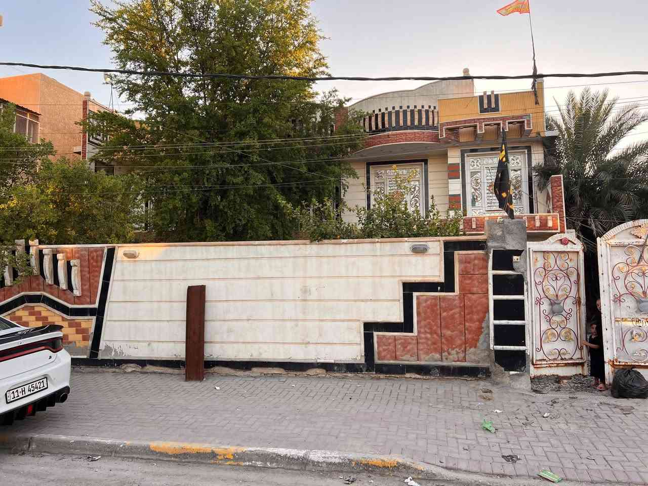 بيت مساحه ٦٠٠متر
يحتوي على ٨ غرف نوم ، ٤ فوك و٤ جوه + ٣ صحيات داخليه وخارجية 

مكان واسط صويره شارع حكمة

للأستفسار ***********
