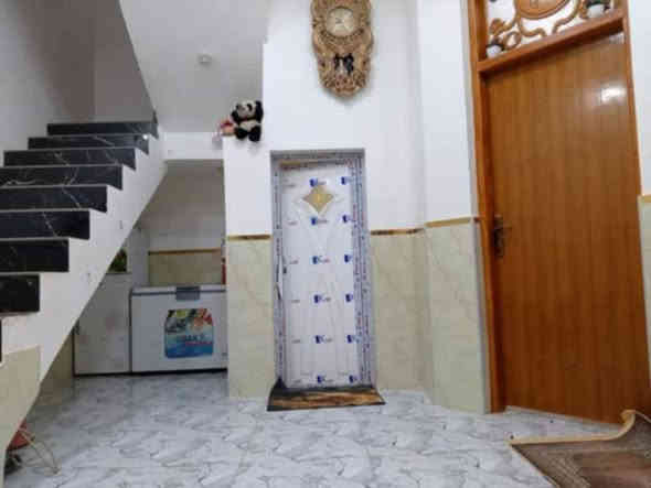 يا الله بيت للبيع المبادره يرهم100 متر بحي الفداء نهايه شارع ولبنان البيت يتكون غرفه صاله مطبخ استقبال صحيات داخلي وخارجي طابق الثاني صاله مع بيتونه ودرج فقط*********** تواصل على الواتساب موجود
